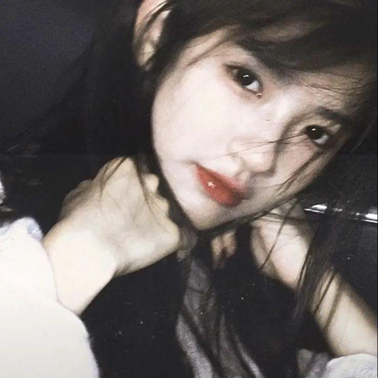 戴脚镣的女孩